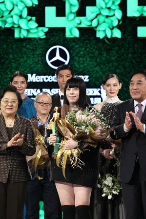 中国国际时装周名誉主席林文漪、杜钰洲、王天凯为第18届中国时装设计“金顶奖“获得者潘怡良颁奖.JPG